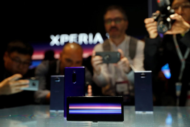 Visitors take photos of the new Sony Xperia 1 during its presentation on the opening day of the Mobile World Congress 2019 (MWC19), in Barcelona, Spain, 25 February 2019. [Photo: IC]