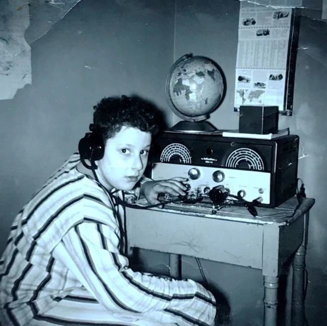 Harvey Dzodin and his shortwave radio. [File photo provided to China Plus]