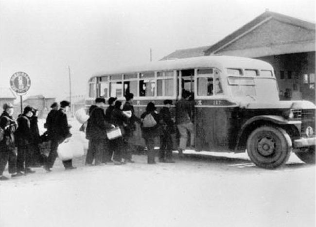 A Beijing bus in 1950 [Photo：courtesy of the Beijing Public Transport Corporation]