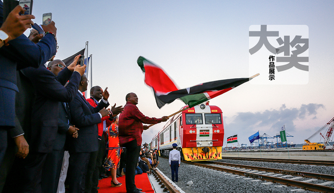 Kenya's President Uhuru Kenyatta waving goodbye to the first freight train destined for Kenya's capital Nairobi on the Mombasa-Nairobi Railway on May 30, 2017. [Photo: China Plus]