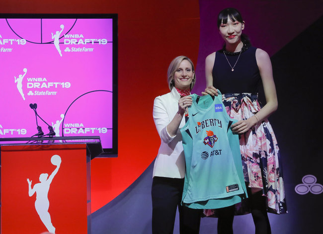 Han Xu, of China, right, poses for a photo with WNBA COO Christy Hedgpeth after being selected by the New York Liberty in the second round of the WNBA women's basketball draft, Wednesday, April 10, 2019, in New York. [Photo: AP/Julie Jacobson]