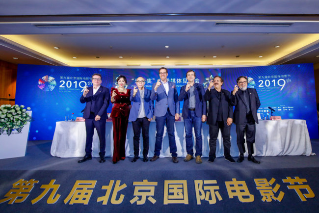 Rob Minkoff (center) met the press in Beijing along with six other judges for the Tiantan Awards on Thursday, April 11, 2019.[Photo: China Plus]