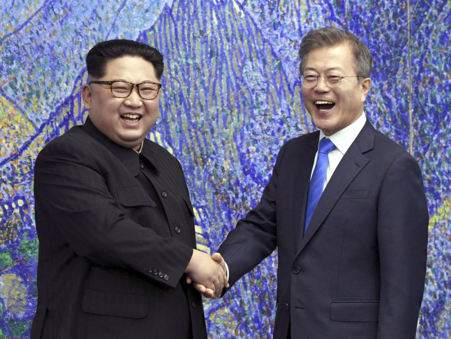 In this April 27, 2018, file photo, Kim Jong Un (L), top leader of the Democratic People's Republic of Korea (DPRK), poses with South Korean President Moon Jae-in for a photo inside the Peace House at the border village of Panmunjom in Demilitarized Zone, South Korea. [File photo: Korea Summit Press Pool via AP]