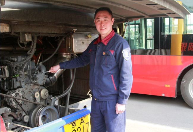 Gao Yang has been a mechanic with the company for 15 years. [Photo: courtesy of Beijing Public Transport Corporation]  