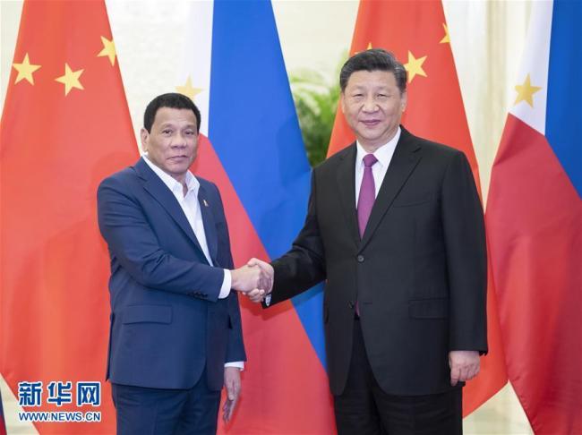 Chinese President Xi Jinping (R) shakes hands with Philippine President Rodrigo Duterte on Thursday, April 25, at the Great Hall of the People, in Beijing. [Photo: Xinhua]