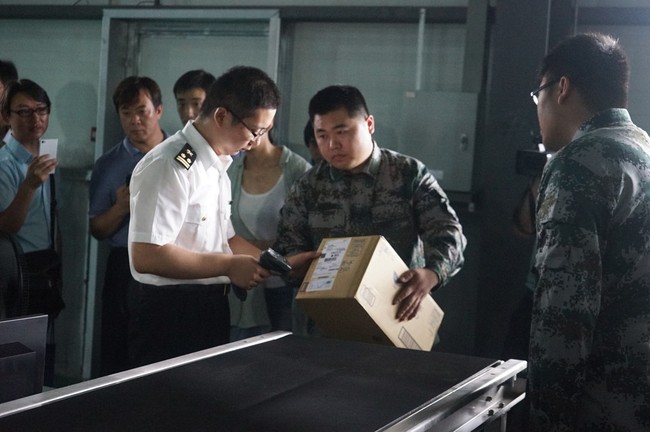 A customs officer is scanning a package, in Qingdao, East China’s Shandong Province, on July, 31, 2015. [File Photo: IC]