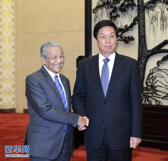 Li Zhanshu, chairman of the Standing Committee of the National People's Congress (R) meets with Malaysian Prime Minister Mahathir Mohamad in Beijing, on Thursday, April 25, 2019. [Photo: Xinhua]