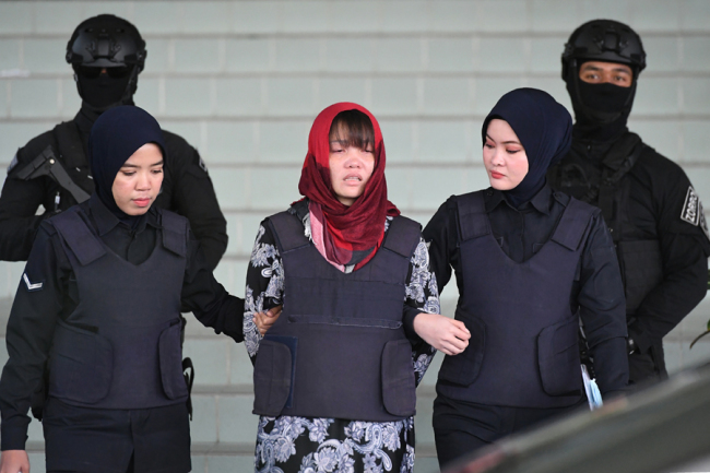 In this file photo taken on March 14, 2019, Vietnamese national Doan Thi Huong (C), accused of murdering Kim Jong Nam, the half brother of North Korean leader Kim Jong Un, leaves Shah Alam High Court escorted by police, outside Kuala Lumpur. [Photo: AFP]