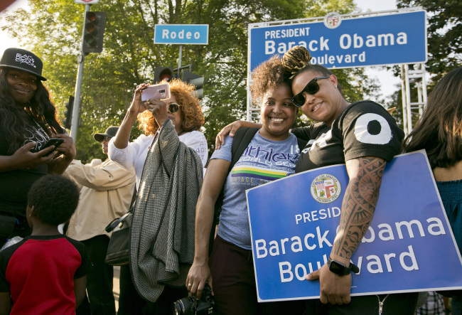 People take pictures with the newly unveiled Obama Boulevard sign in Los Angeles, May 4, 2019. [Photo: AP/Damian Dovarganes]