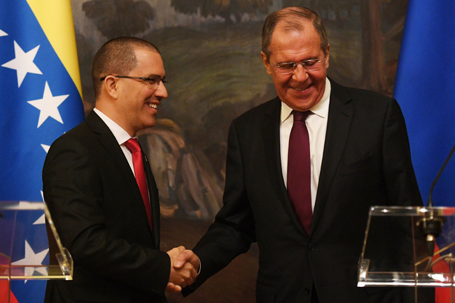 Russian Foreign Minister Sergei Lavrov (R) and Venezuela's Foreign Minister Jorge Arreaza shake hands as they give a press conference in Moscow on May 5, 2019. [Photo: AFP]