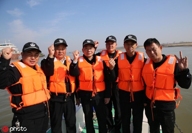 The patrol and protection team in Anqing headed by Hu Shibin (third from left) aims to preserve the Yangtze finless porpoises. [Photo: dfic.cn]