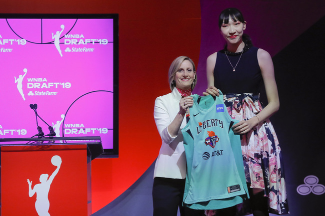 Han Xu, of China, right, poses for a photo with WNBA COO Christy Hedgpeth after being selected by the New York Liberty in the second round of the WNBA women's basketball draft, Wednesday, April 10, 2019, in New York. [Photo: IC]