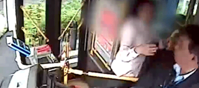 A passenger slaps a bus driver in the city of Haikou in Hainan Province. [Screenshot: China Plus]