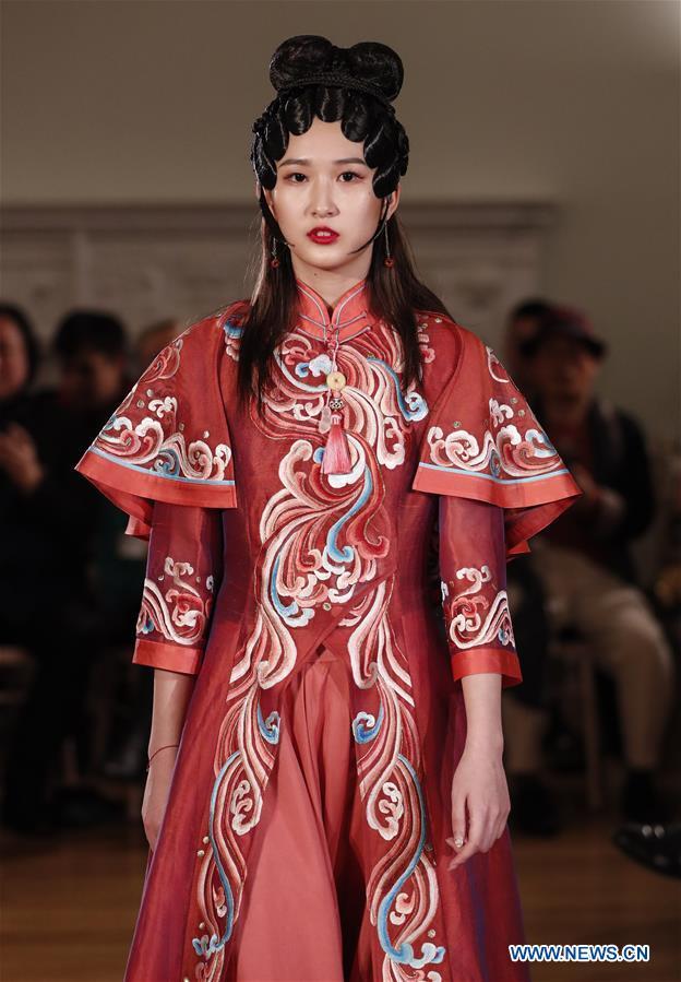 A model(模特 mótè) walks the runway during the Zhejiang Traditional Craft Innovation Exhibition at Asia House in London, Britain on May 8, 2019.[Photo: Xinhua]