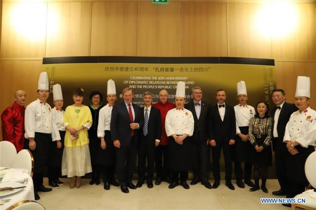 Chinese chefs pose for a group photo with chief guests at "Confucius Institute Banquet -- A Taste of Sichuan" in Dublin, Ireland, May 15, 2019. [Photo: Xinhua/Liu Xiaoming]