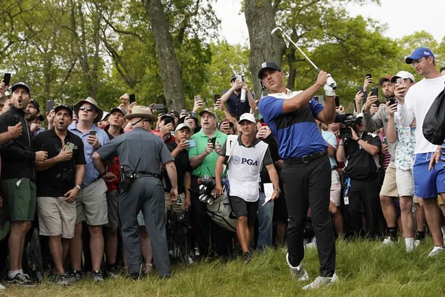 A gallery of fans watch as Brooks Koepka hits from the rough on the 13th hole in the final round of the PGA Championship at The Black Course at Bethpage State Park in Farmingdale, New York on May 19, 2019. [Photo: IC]