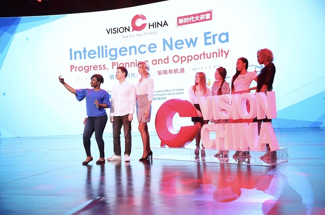 The 7th session of Vision China, themed Intelligence New Era: Progress, Planning and Opportunity, kicks off in Tianjin Media Theatre, May 17, 2019. Internationals students take selfies at the forum. [Photo: China Daily/Zou Hong] 