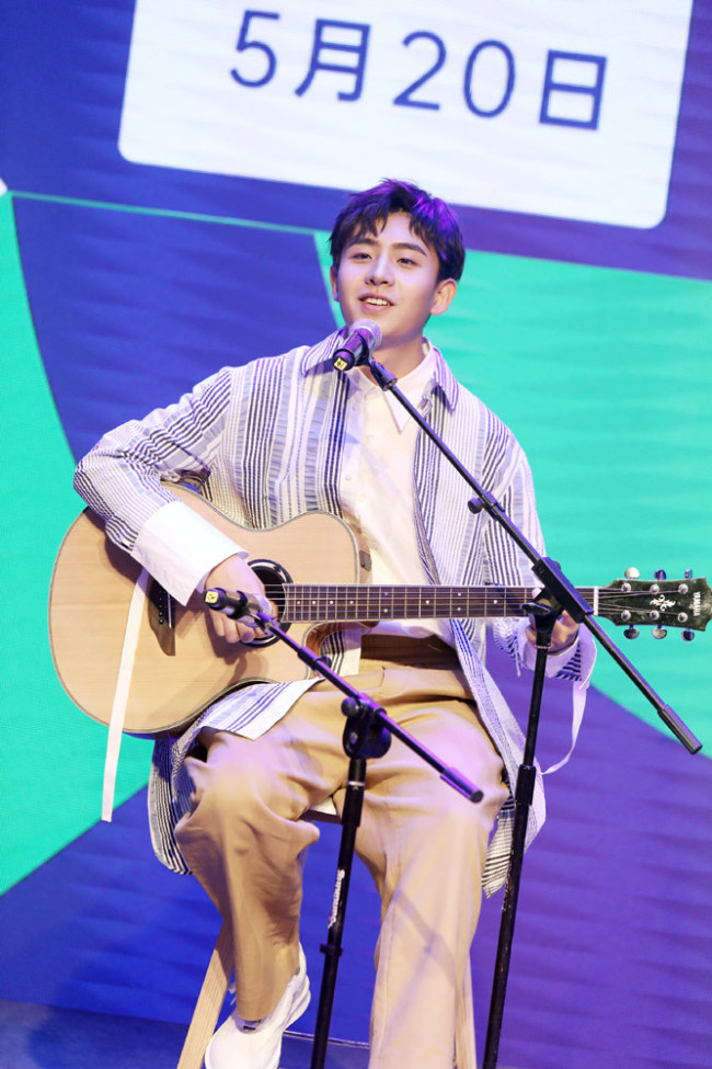 Singer Jiao Maiqi, born in 1996, sings at a media event announcing the launch of a new music chart on Zhejiang Satellite TV, May 20, 2019. [Photo: China Plus]