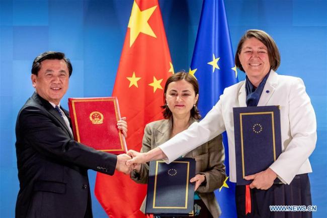 Representatives from China and the European Union shake hands after signing agreements on civil aviation cooperation in Brussels, Belgium, on May 20, 2019. China and the European Commission on Monday signed two milestone agreements on civil aviation, marking an important step to implement the consensuses reached by leaders from both sides during the China-EU Summit held last month. [Photo: Xinhua/European Union]