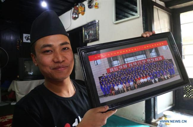 Binaya Hada shows his graduation photo(毕业照 bìyè zhào) of Beijing Language and Culture University at his home in Bhaktapur, Nepal on May 15, 2019.[Photo: Xinhua/Sunil Sharma]