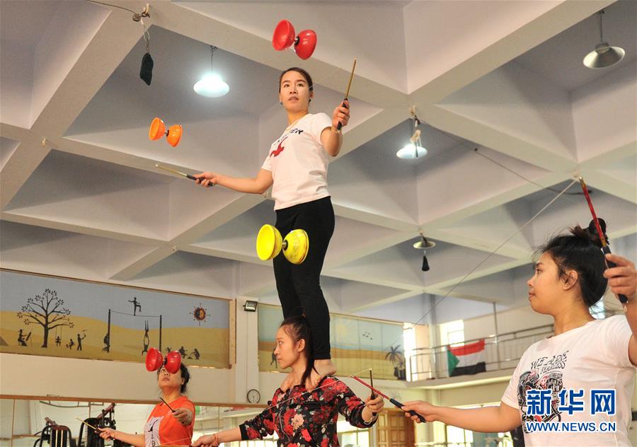 Overseas students practice acrobatics at the Wuqiao Acrobatic Art School in Cangzhou, Hebei Province, on Monday, May 20, 2019. [Photo: Xinhua]