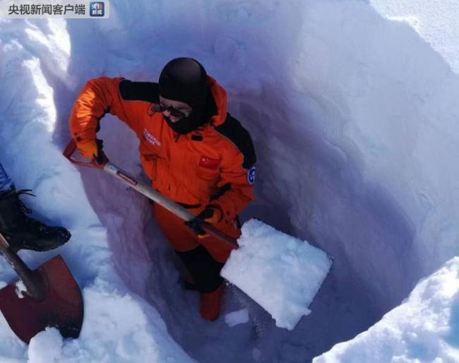 Glaciologists prepare for sampling. [Photo: cctv.com]