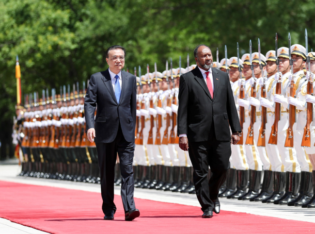 Chinese Premier Li Keqiang hosts a welcome ceremony for visiting Vanuatuan Prime Minister Charlot Salwai in Beijing on May 27, 2019. [Photo: gov.cn]