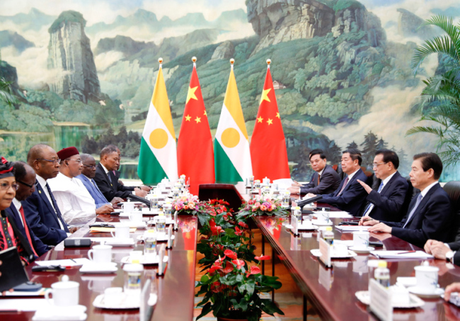 Chinese Premier Li Keqiang meets with Nigerien President Mahamadou Issoufou on May 28, 2019. [Photo: Xinhua]
