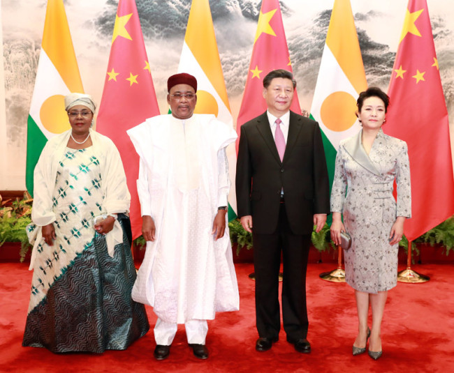 Chinese President Xi Jinping and his wife Peng Liyuan pose for photos with visiting Nigerien President Mahamadou Issoufou and his wife on May 28, 2019. [Photo: Xinhua]