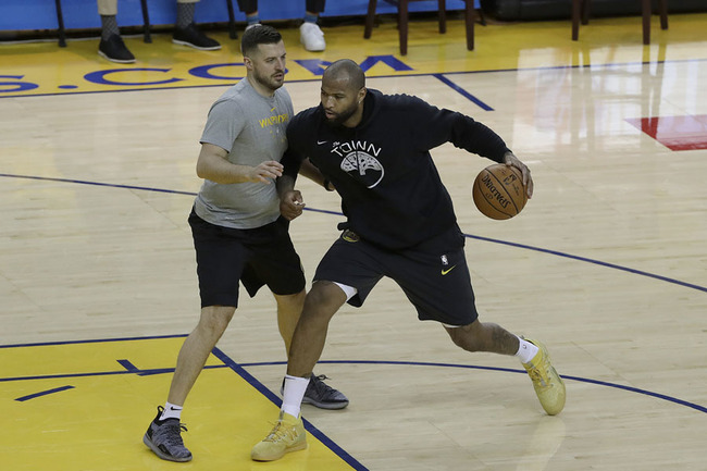 Golden State Warriors center DeMarcus Cousins, right, practices during warmups before Game 1 of the NBA basketball playoffs Western Conference finals between the Warriors and the Portland Trail Blazers in Oakland, Calif., Tuesday, May 14, 2019. [Photo: IC]