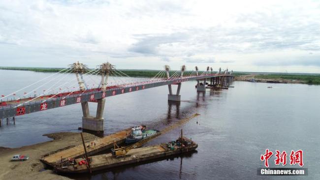 Two sides of the first highway bridge connecting China and Russia across the Heilongjiang River are joined together on Friday, May 31, 2019. [Photo: Chinanews.com]