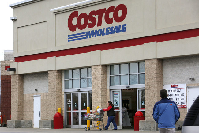 Photo taken on February 8, 2017 shows a shopper leaves a Costco Wholesale store in Cranberry Township, Pennsylvania, United States. [Photo: IC]