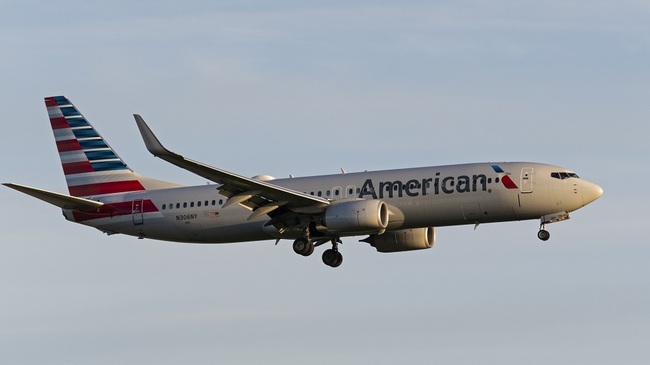 An American Airlines Boeing 737-800 (N306NY) single-aisle jetliner airborne on short final approach for landing at Vancouver International Airport, May 4, 2019. [File Photo: IC]