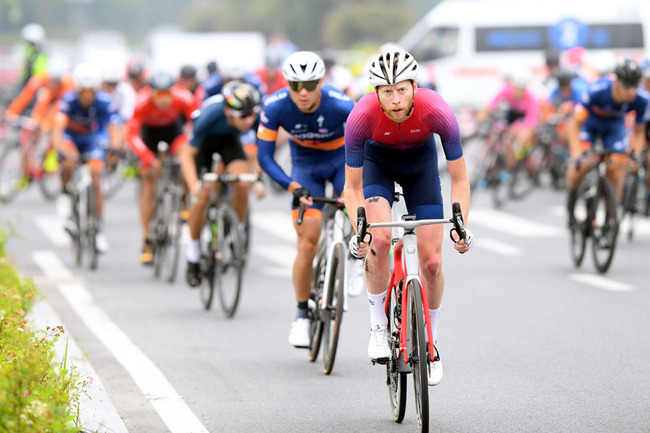 Riders compete in the road cycling group at the Zhejiang Great Bay Area Cycling Open fisrt leg in Hangzhou on Jun 2, 2019. [Photo provided to China Plus]