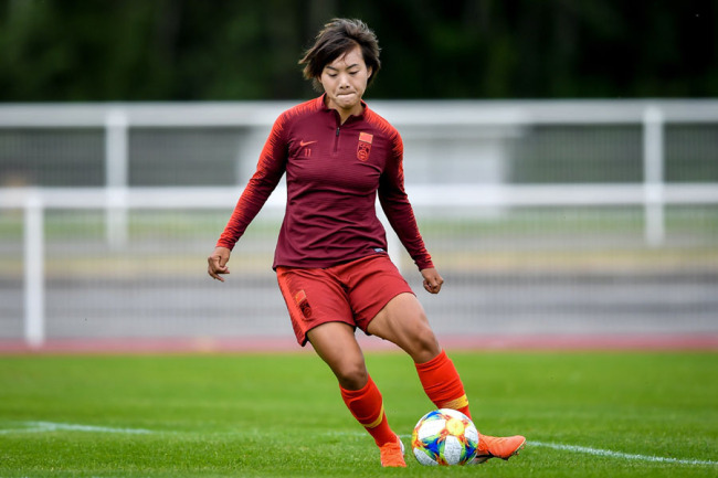 Wang Shuang trains with the Chinese women’s national team to prepare for the 2019 FIFA Women’s World Cup in Rennes, France on Jun 2, 2019. [Photo: IC]
