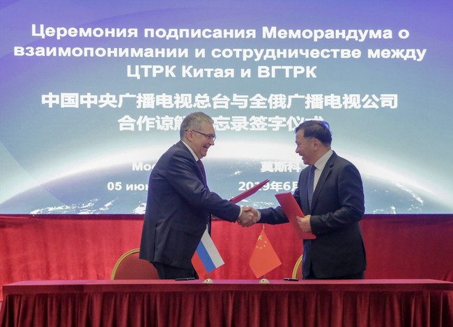 Shen Haixiong, the president of China Media Group, and Oleg Dobrodeyev, General Director of the All-Russian State Television and Radio Broadcasting Company, sign a memorandum of understanding in Moscow on Wednesday, June 5, 2019. [Photo: China Plus]