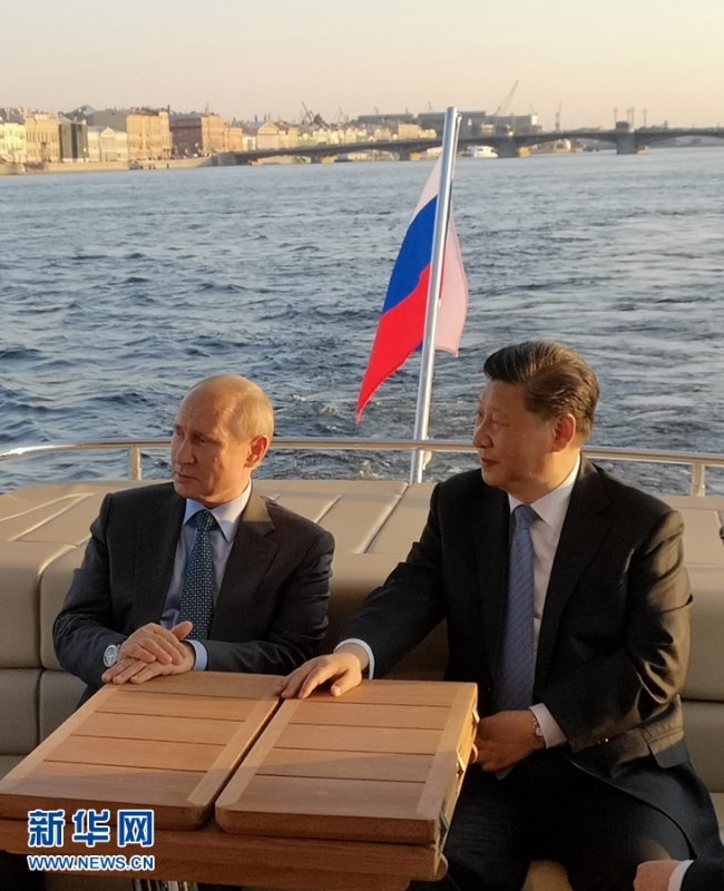 Chinese President Xi Jinping (R) and his Russian counterpart Vladimir Putin take a cruise tour on the Neva River during their meeting in St. Petersburg on Thursday, June 6, 2019. [Photo: Xinhua]