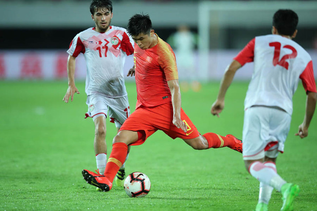 China’s Yang Xu takes a strike during the friendly game against Tajikistan in Guangzhou on Jun 11, 2019. [Photo: IC]