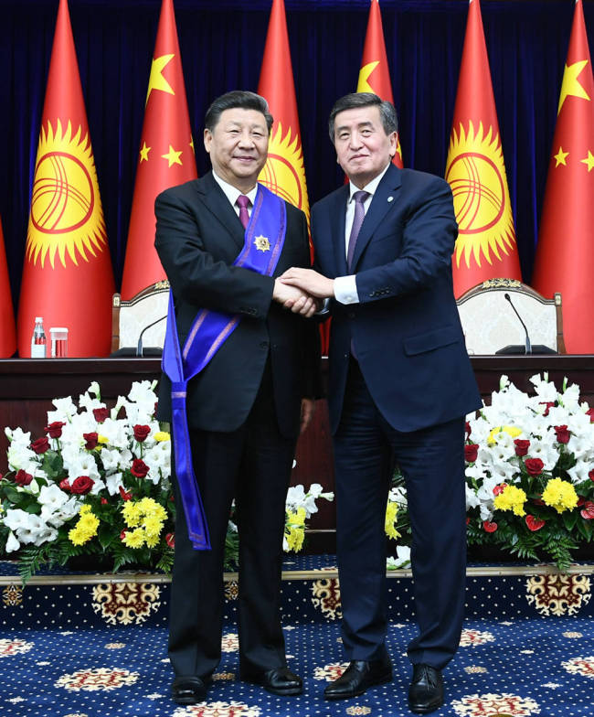 Kyrgyz President Sooronbay Jeenbekov (R) awards his Chinese counterpart Xi Jinping the Manas Order of the First Degree, the highest national prize of the central Asian nation, in Bishkek on Thursday, June 13, 2019. [Photo: Xinhua]