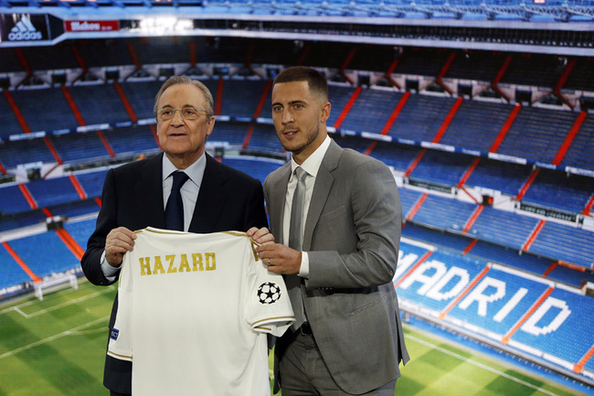 Eden Hazard (R) and Florentino Perez, president of Real Madrid pose with his new shirt during the presentation of Hazard as a new player of Real Madrid at the Estadio Santiago Bernabeu in Madrid on Jun 13, 2019. [Photo: IC]