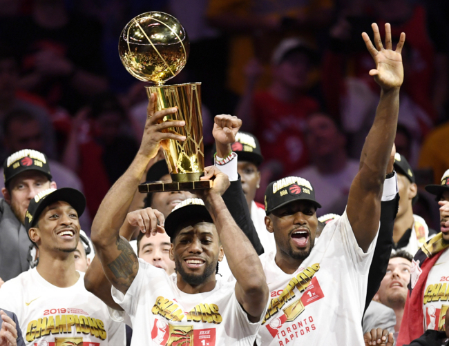 Toronto Raptors forward Kawhi Leonard holds Larry O'Brien NBA Championship Trophy after the Raptors defeated the Golden State Warriors 114-110 in Game 6 of basketball’s NBA Finals on June 13, 2019, in Oakland, Calif. [Photo: IC]