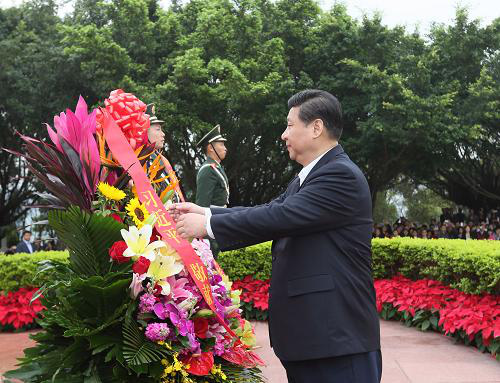 Xi Jinping presents a flower basket to pay tribute to the late leader Deng Xiaoping at a park in the city of Shenzhen in Guangdong Province in December 2012. [Photo: CCTV]