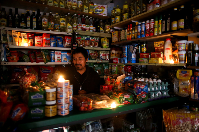 A vendor waits for customers during a national blackout, in Buenos Aires, Argentina June 16, 2019. [Photo: VCG]