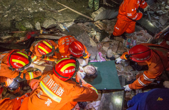 Rescuers try to save people buried under the rubble at Shuanghe township, after an earthquake hit Changning county of Yibin city, Southwest China's Sichuan province, June 18, 2019. [Photo: chinadaily.com.cn]