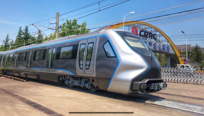 A carbon fiber subway train consisting of six carriages completes its first test run. [Photo: IC]