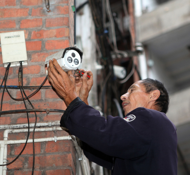 A security installs camera in Chongqing. [File photo: IC]
