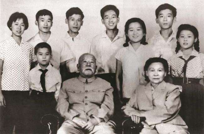 Xie Juezai and his family members. [Photo: China Plus]