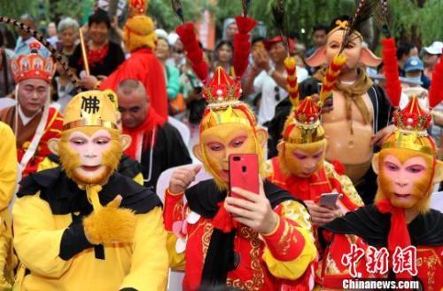 50 contestants join a competition to imitate The Monkey King, Macaca Nature Reserve, Henan Province, June 22, 2019. [Photo: chinanews.com]