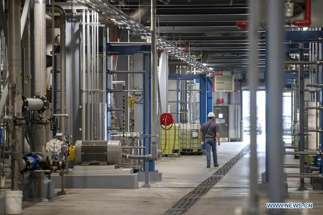 A worker walks inside a production installation at an ethanol plant of Elite Octane, LLC. in Atlantic, Iowa, the United States, June 18, 2019. [Photo: Xinhua]