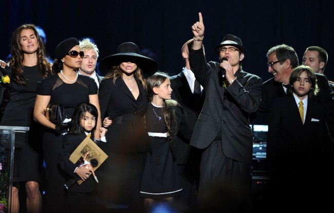 From left, actress Brooke Shields, Janet Jackson, Michael Jackson's son Prince Michael Jackson II (also known as Blanket), LaToya Jackson, Michael Jackson's daughter Paris-Michael Katherine, unidentified singer and Michael Jackson's oldest son Michael Joseph Jackson, Jr. (also known as "Prince") at the memorial service for music legend Michael Jackson at the Staples Center in Los Angeles on July 7, 2009. [Photo: AFP/  GABRIEL BOUYS]